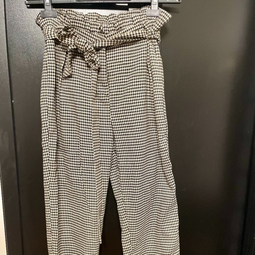 Paper Bag Style Houndstooth Bermuda / Capri Pants in Size Small